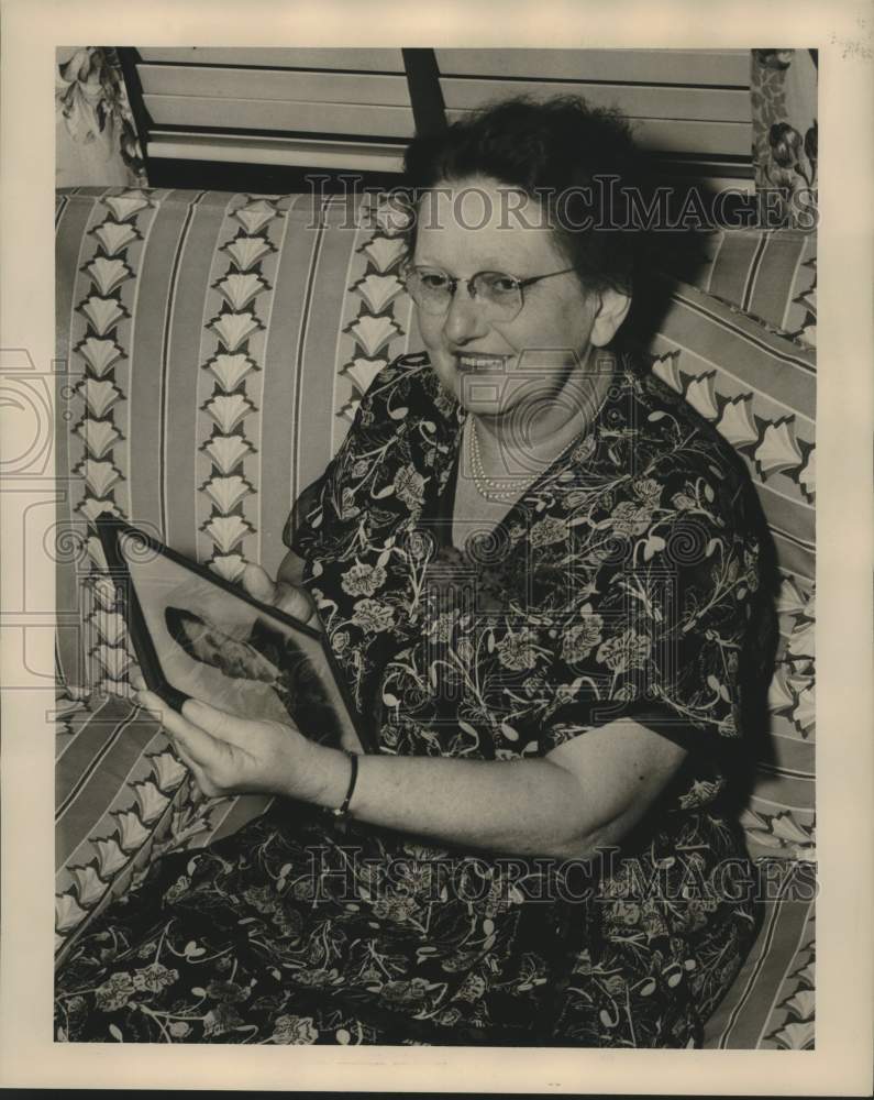 1948 Press Photo Mrs. Henry Kirsch with Photograph - nox27407