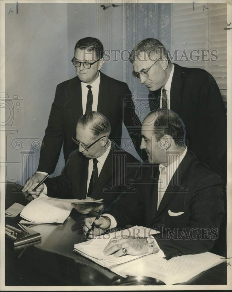 1958 Press Photo Lease Signing for Kreeger Store, Incorporated, New Orleans- Historic Images