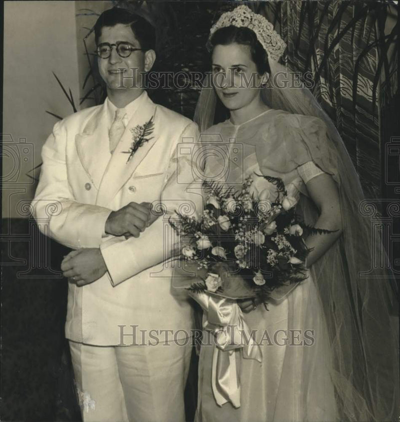 Load image into Gallery viewer, 1937 Press Photo Wedding Photo of Mr. and Mrs. Maurice Mortimer Kreeger
