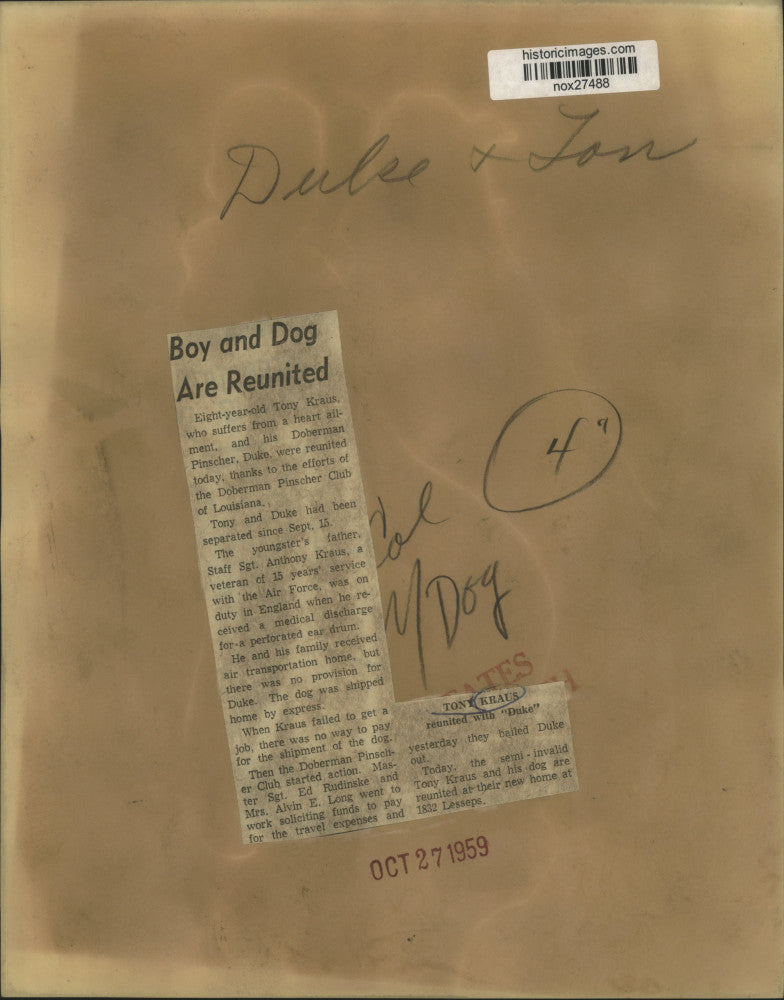 Load image into Gallery viewer, 1959 Press Photo Tony Krauss and Doberman Pinscher Duke Reunited - nox27488
