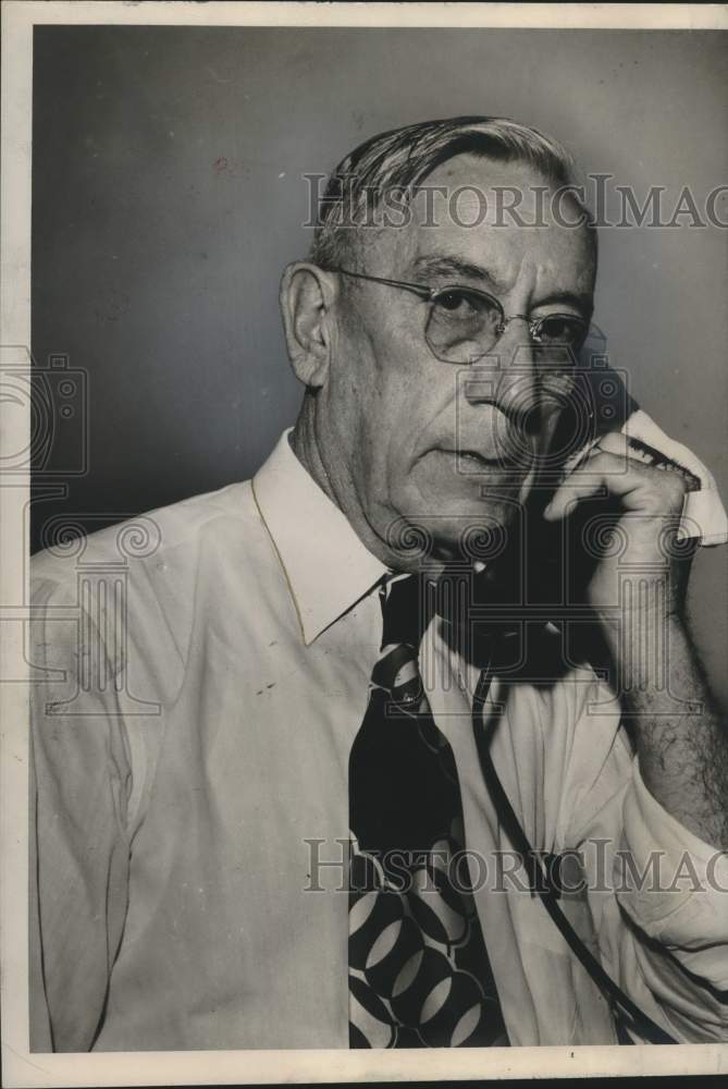 Load image into Gallery viewer, 1948 Press Photo L.C. Kuepferle on Telephone - nox27497
