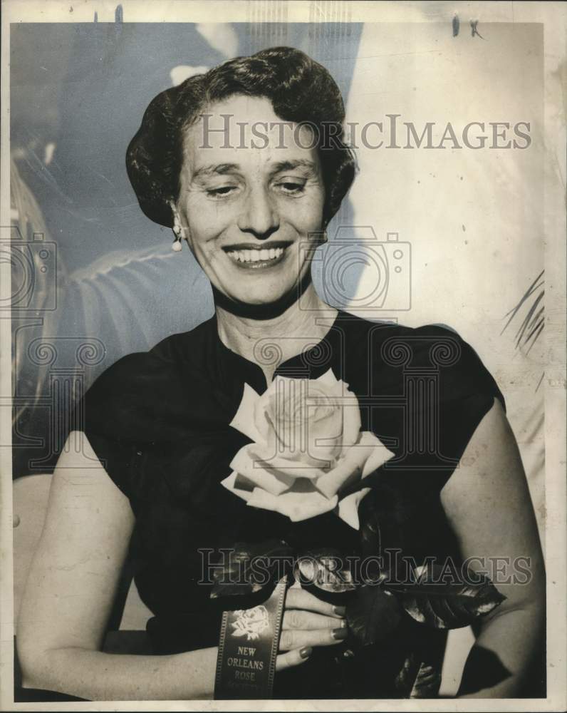 Load image into Gallery viewer, 1957 Press Photo Mrs. Wilfred M. Kullman &amp; Prize-Winning Rose, New Orleans
