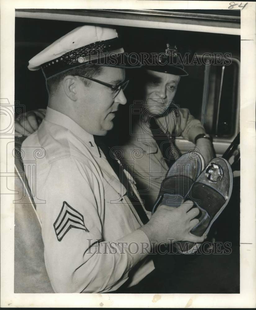 1956 Press Photo Police Officers Lampard, Server with Shoes of Suspect who Fled