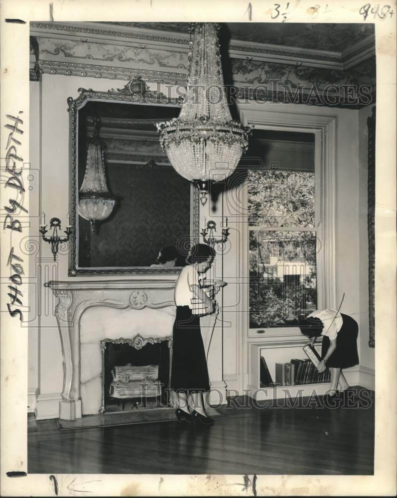 1948 Press Photo Librarians Ready Reference Room of Library - nox27551