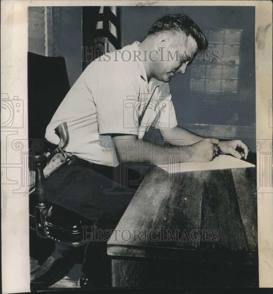 1959 Press Photo Traffic Judge Robert W. Laster on Bench with 6 guns, Arkansas