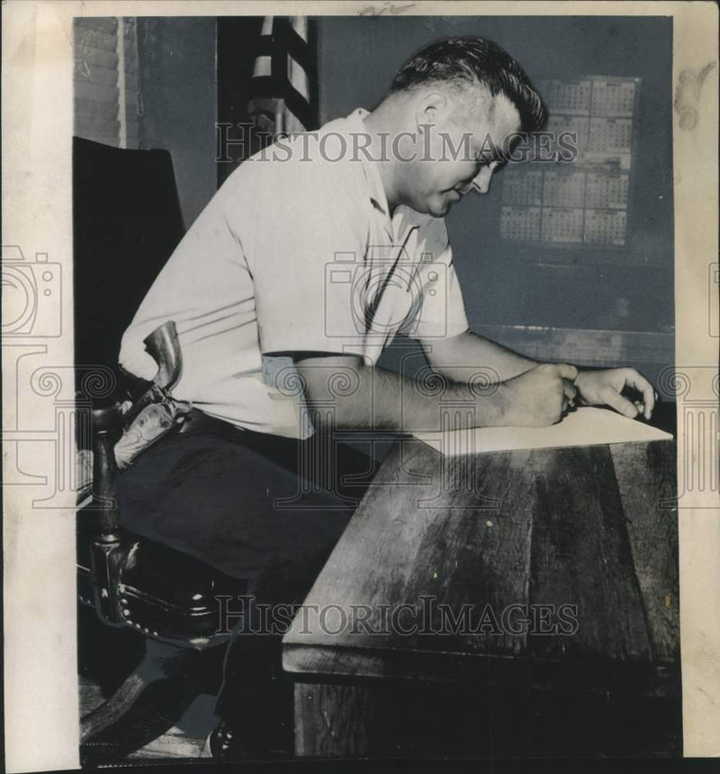 Load image into Gallery viewer, 1959 Press Photo Traffic Judge Robert W. Laster on Bench with 6 guns, Arkansas
