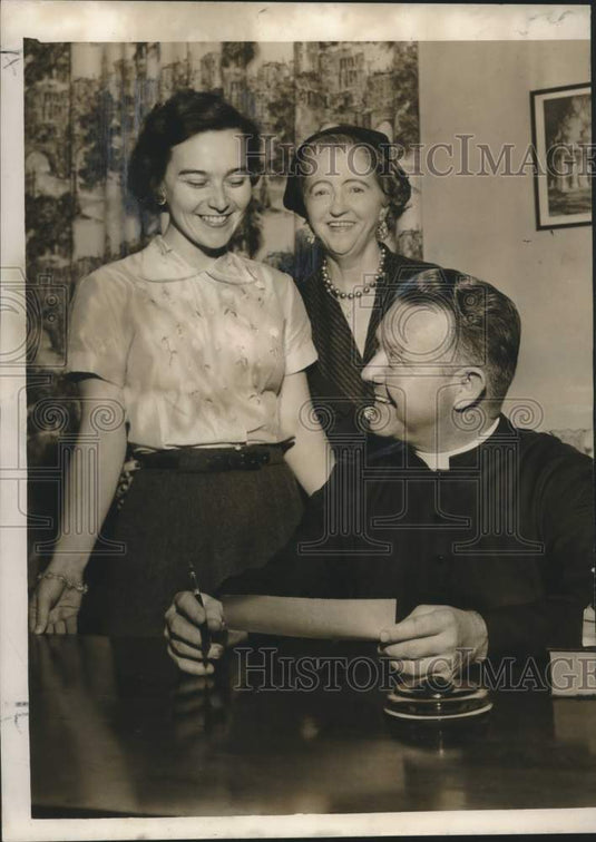1956 Press Photo Children of Mary Sodality of St. Joseph's Church Makes Donation