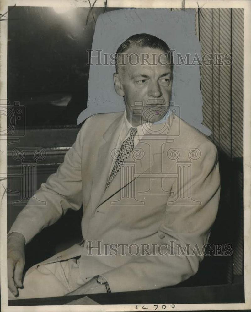 Load image into Gallery viewer, 1958 Press Photo Educator Dr. Robert M. Hutchins - nox27658
