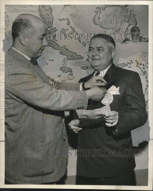 1953 Press Photo Lever Brothers Company "Quarter Century Club" Member Honored