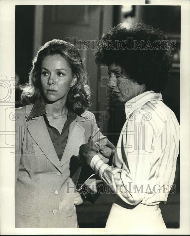 1977 Press Photo Actors Renne Jarrett, Elizabeth Robinson in "Quincy"