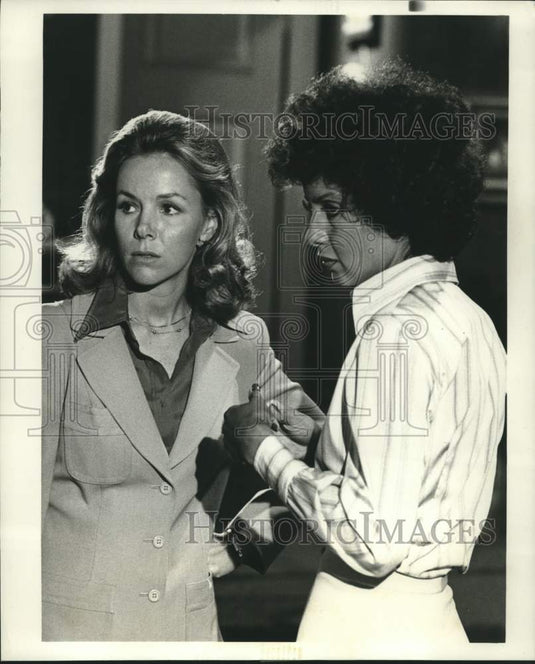 1977 Press Photo Actors Renne Jarrett, Elizabeth Robinson in "Quincy"