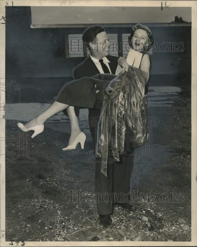 1954 Press Photo Amputee Rehabilitation Director Donald Kerr Helps Reporter