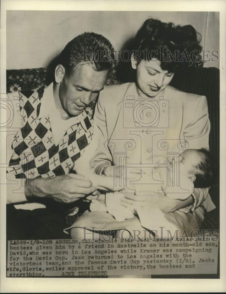 Load image into Gallery viewer, 1947 Press Photo Tennis Star Jack Kramer with Wife, Month-Old son - nox27917
