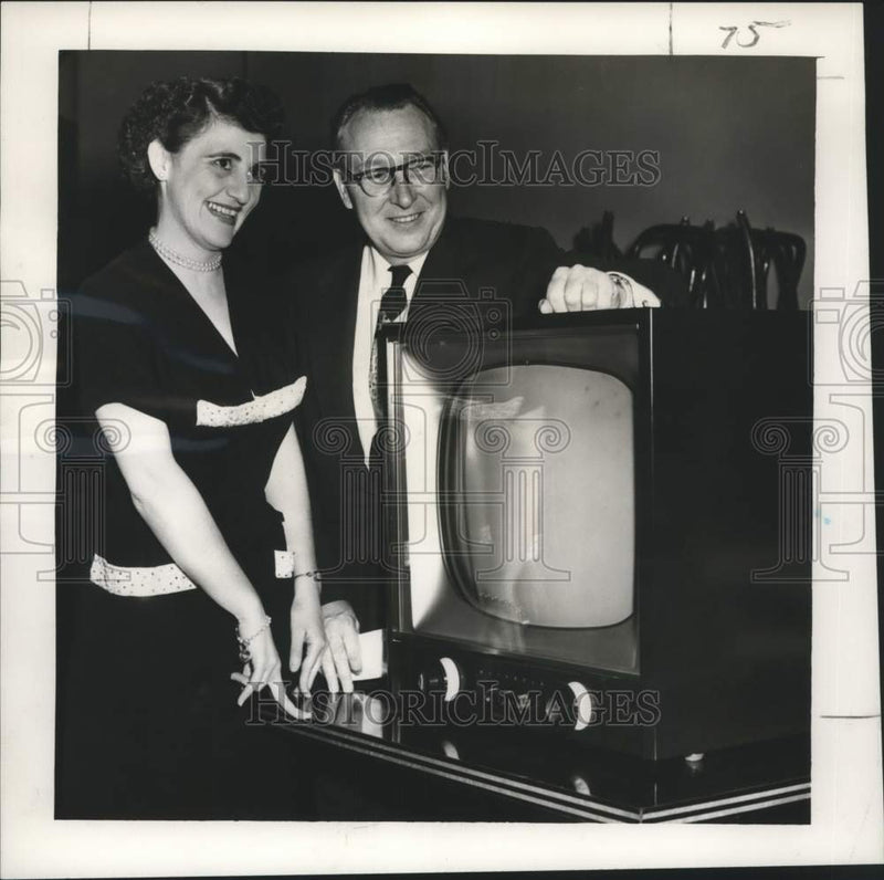 Load image into Gallery viewer, 1954 Press Photo Maison Blanche Employee Mrs. Margaret Kramer Awarded TV Set
