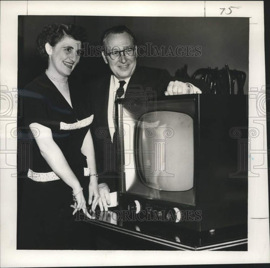 1954 Press Photo Maison Blanche Employee Mrs. Margaret Kramer Awarded TV Set
