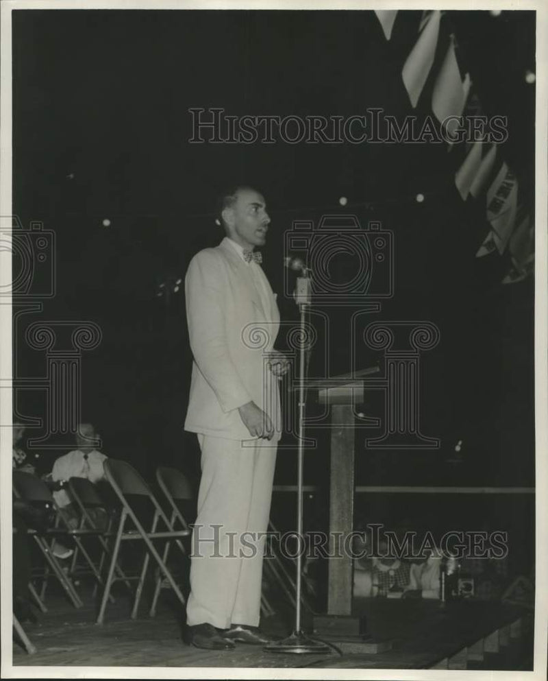 Load image into Gallery viewer, 1952 Press Photo Paris Avenue Importers Association President Kenneth Jumonville
