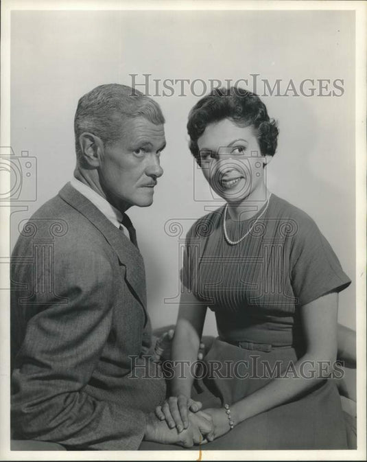 1955 Press Photo Actors Paul Kelly, Eleanore Tanin in "Jury of One" - nox28012