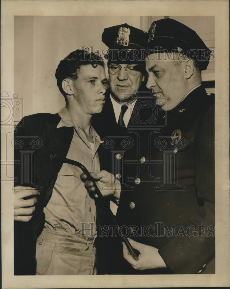 Load image into Gallery viewer, 1950 Press Photo Confessed Burglar Ernest Joseph Kain with New Orleans Police
