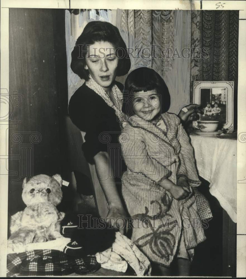 Load image into Gallery viewer, 1952 Press Photo Mrs. Jada Kader with Daughter Vickie after Sister's Death
