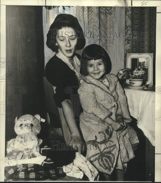 1952 Press Photo Mrs. Jada Kader with Daughter Vickie after Sister's Death