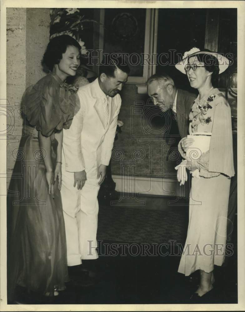 Load image into Gallery viewer, 1985 Press Photo Japanese Consul to New Orleans, Wife Entertain Japanese Envoys
