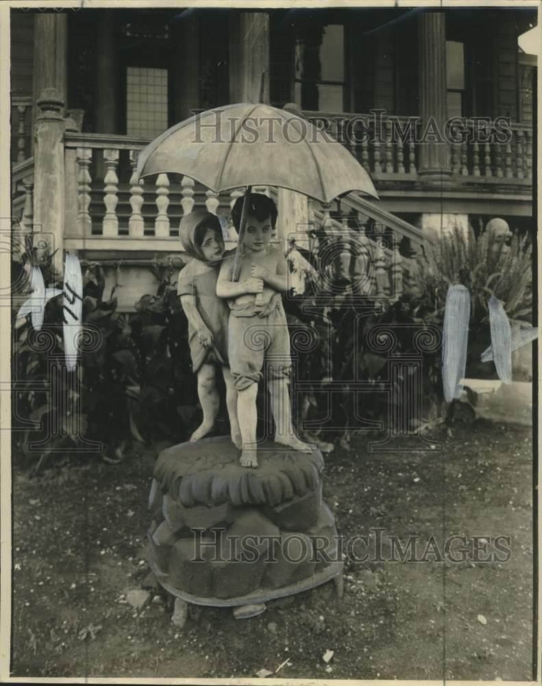 1937 Press Photo Little Boy &amp; Girl with Umbrella, Sculpture at Keller Mansion