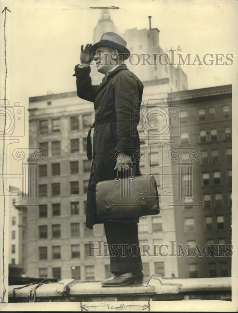 1939 Press Photo Pole Sitter Alvin &quot;Shipwreck&quot; Kelly Atop Building - nox28121