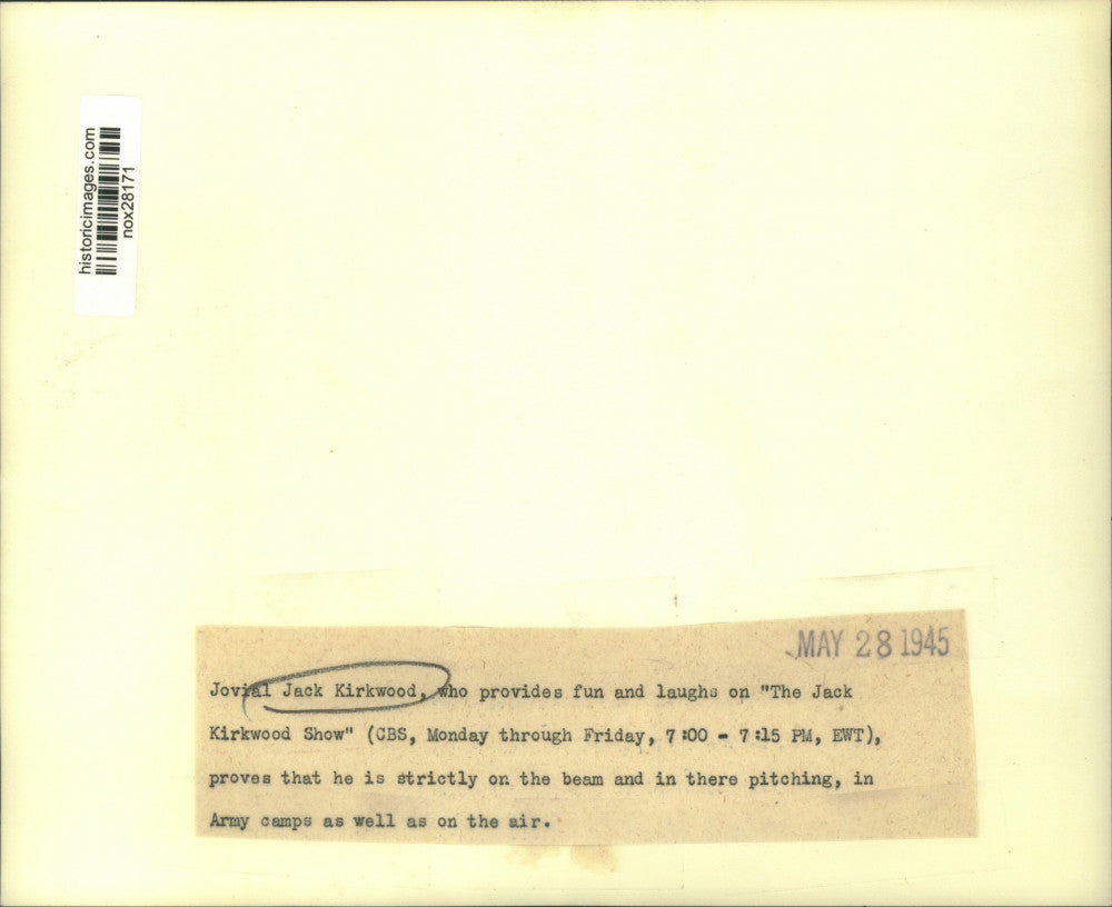 1945 Press Photo Actor Jack Kirkwood admires an Army band as they perform