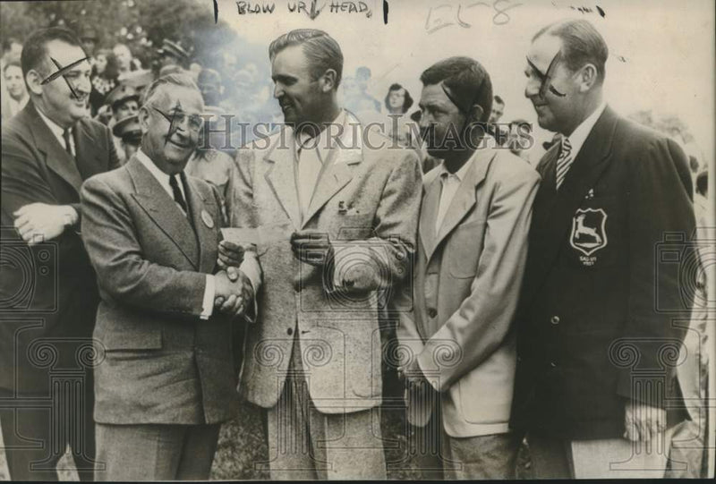 Load image into Gallery viewer, 1949 Press Photo Inquirer Golf Tournament winner Joe Kirkwood Jr. &amp; G.J. Wilson
