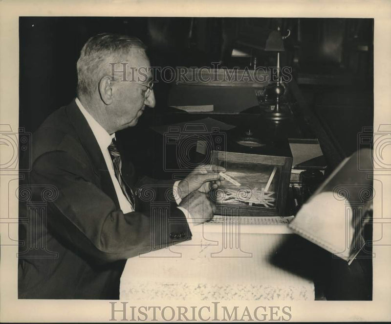 Load image into Gallery viewer, 1948 Press Photo Court crier Lawrence T. Kirn Sr. checks the jury panel
