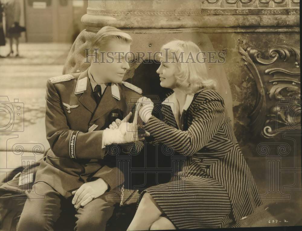 1945 Press Photo Actress Faye Emerson comforts Major Otto Kauders (Kurt Kreuger)