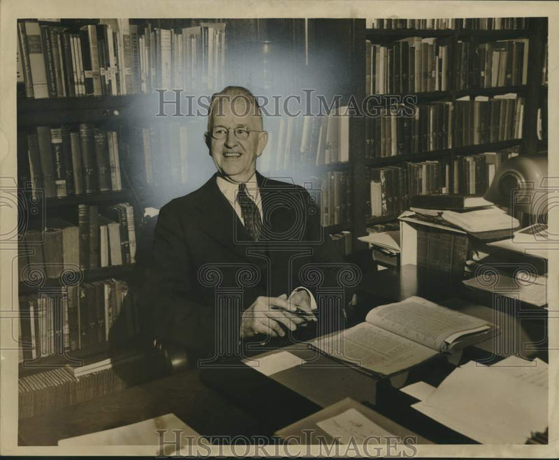 Load image into Gallery viewer, 1959 Press Photo Dr. John S. Land - nox28263
