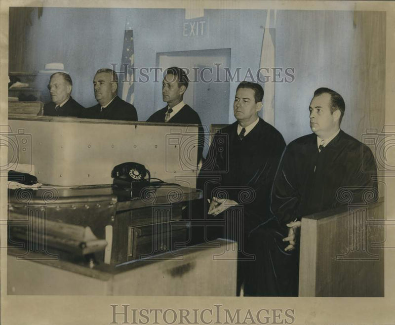 Load image into Gallery viewer, 1954 Press Photo Judges Attend Judge Jewell A. Sperling Memorial Service
