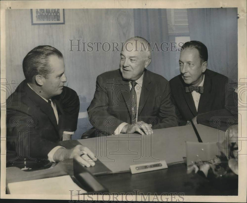 Load image into Gallery viewer, 1959 Press Photo IRS Commissioner Dana Latham &amp; other officers in New Orleans

