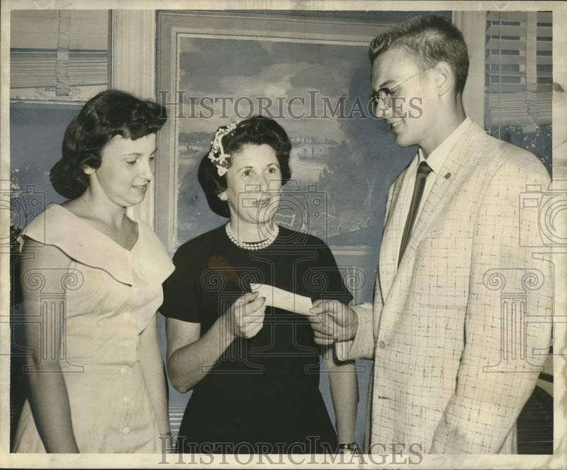 Load image into Gallery viewer, 1957 Press Photo Junior Achievers Donate to New Orleans Public Library
