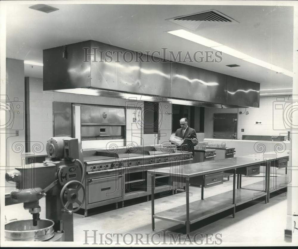 1966 Press Photo Warden Examines New House of Detention Kitchen, New Orleans
