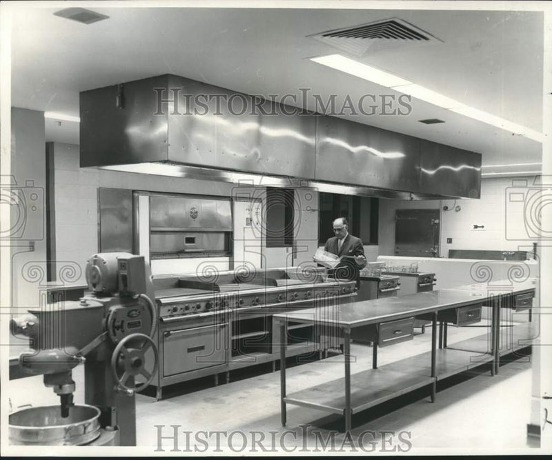Load image into Gallery viewer, 1966 Press Photo Warden Examines New House of Detention Kitchen, New Orleans
