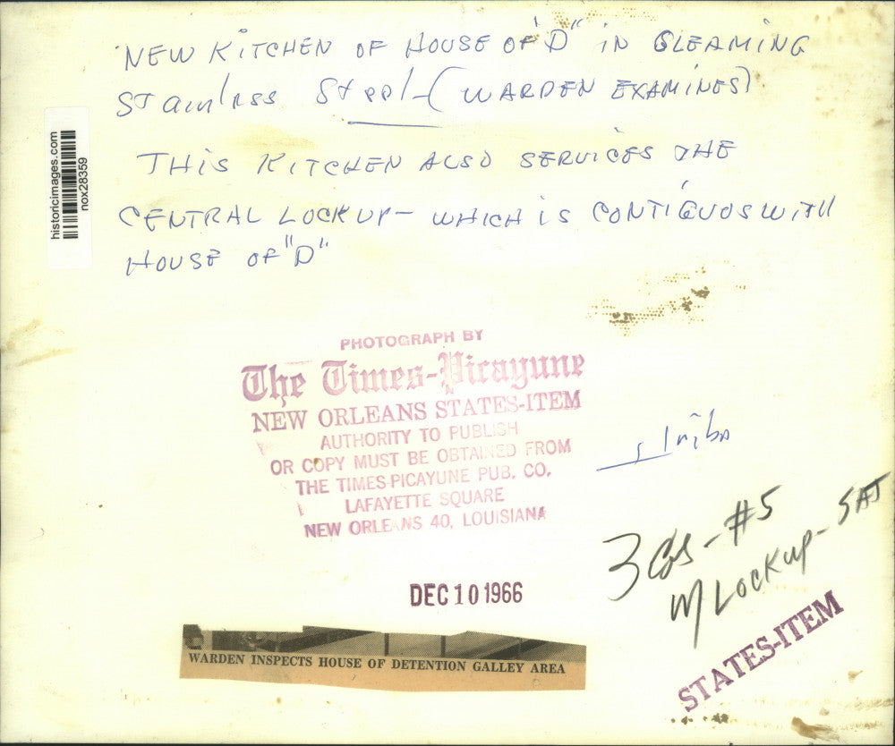 1966 Press Photo Warden Examines New House of Detention Kitchen, New Orleans