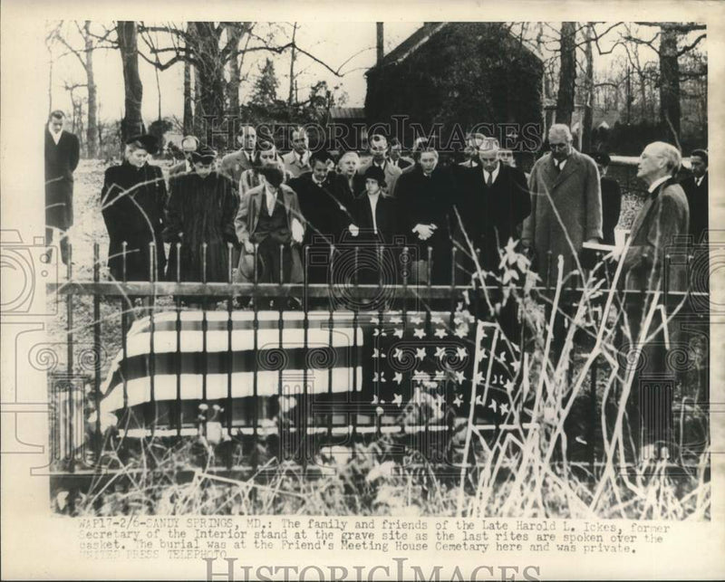 Load image into Gallery viewer, 1962 Press Photo Former Secretary of the Interior Harold Ickes' Graveside Rites
