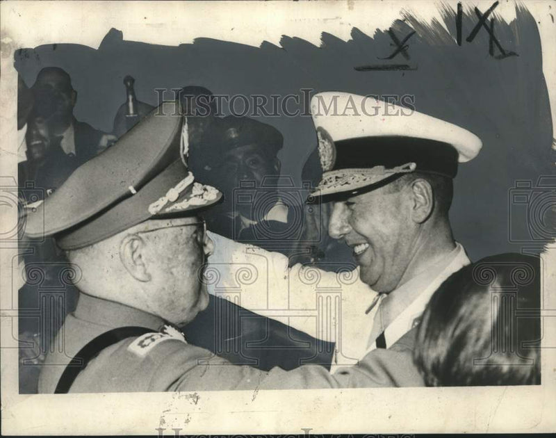 Load image into Gallery viewer, 1953 Press Photo Presidents of Chile, Argentina Embrace during Santiago Visit
