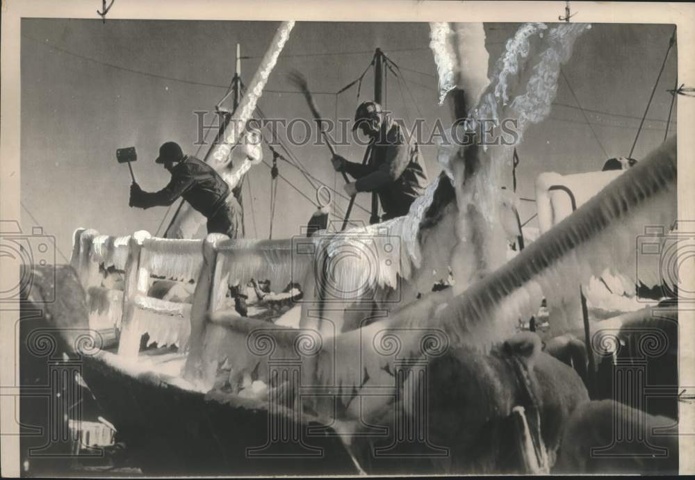 1950 Press Photo Crew Members Chop Ice Off Fishing Trawler &quot;Surge&quot; in Boston