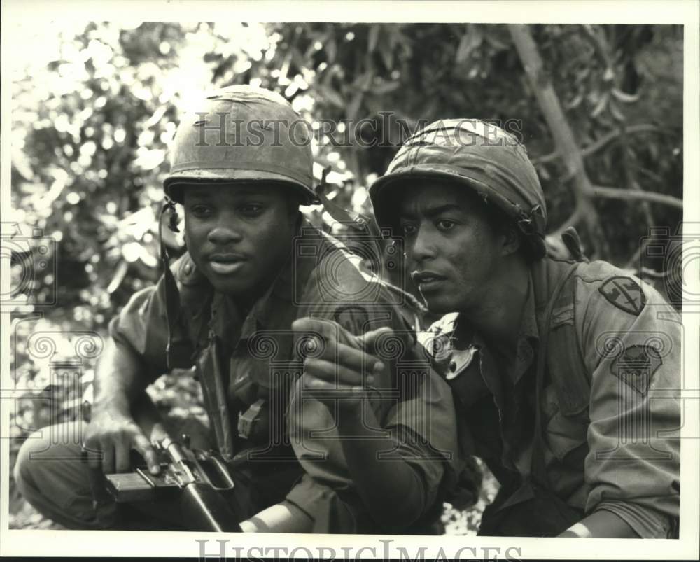 1981 Press Photo Malcolm Jamal-Warner & Miguel A. Nunez Jr. in "Tour of Duty"