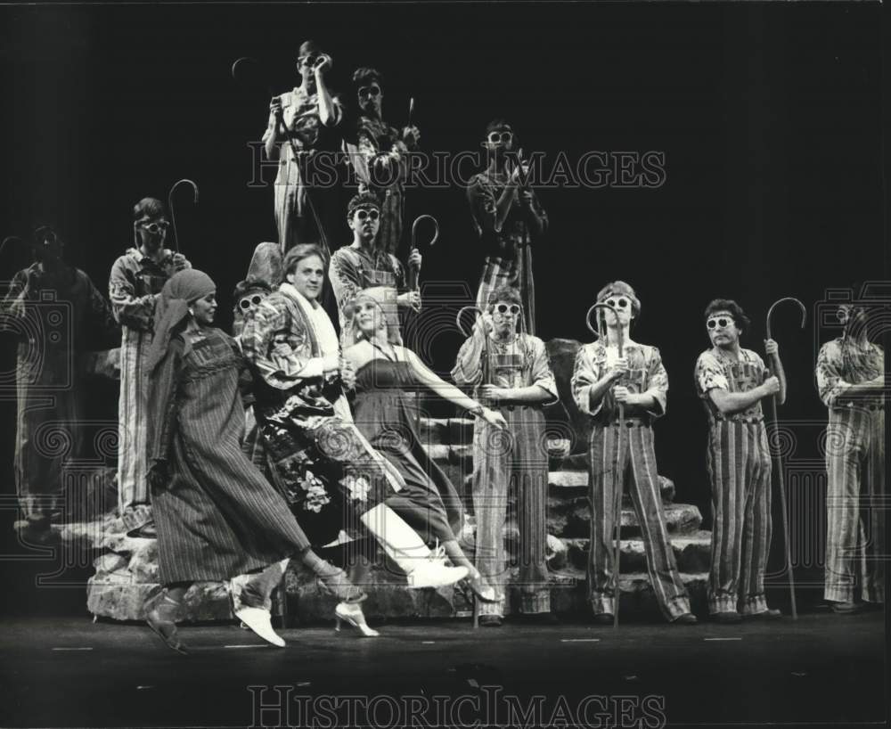 1982 Press Photo &quot;Joseph and the Amazing Technicolor Dreamcoat&quot; Scene
