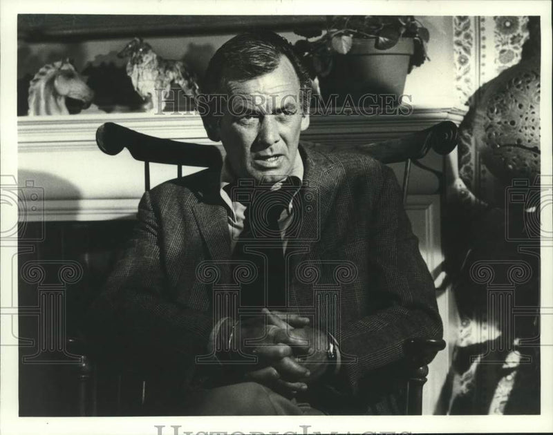 Load image into Gallery viewer, 1975 Press Photo Actor David Janssen as a private investigator in "Harry O's"
