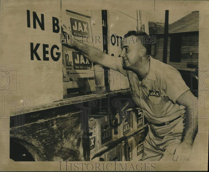 Load image into Gallery viewer, 1958 Press Photo Beer Truck Driver Joseph Kramer Robbed at Gunpoint, New Orleans
