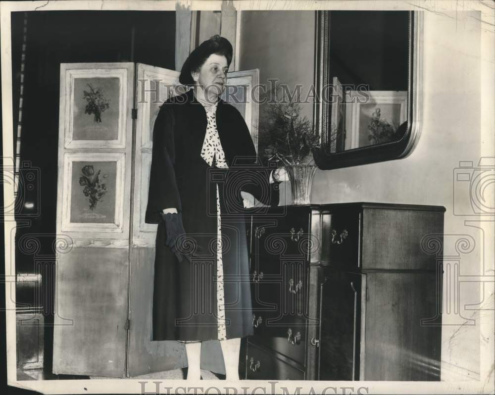 1951 Press Photo Maternity president Mrs. Hamilton Polk Jones inspects furniture