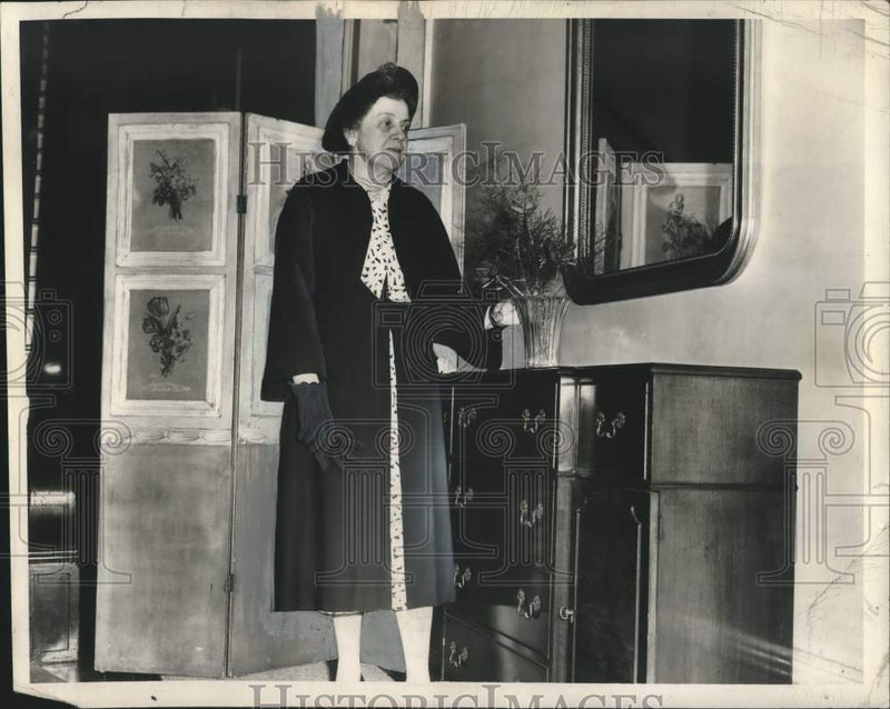 Load image into Gallery viewer, 1951 Press Photo Maternity president Mrs. Hamilton Polk Jones inspects furniture
