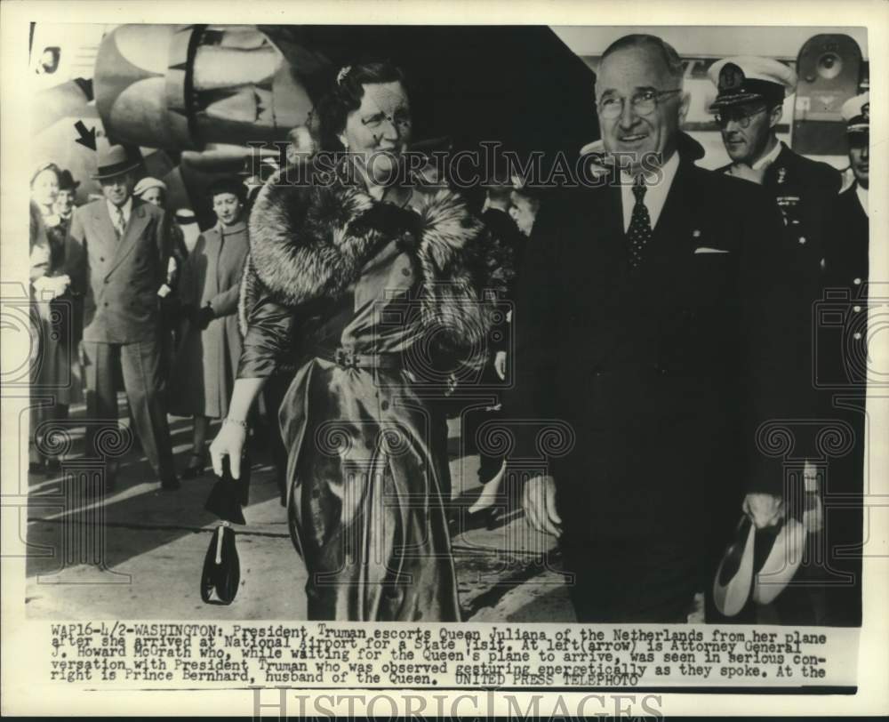1952 Press Photo President Truman escorts Queen Juliana at National Airport