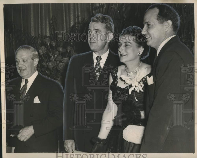 Load image into Gallery viewer, 1952 Press Photo Attendees to a dinner honoring Governor-designate Robert Kennon
