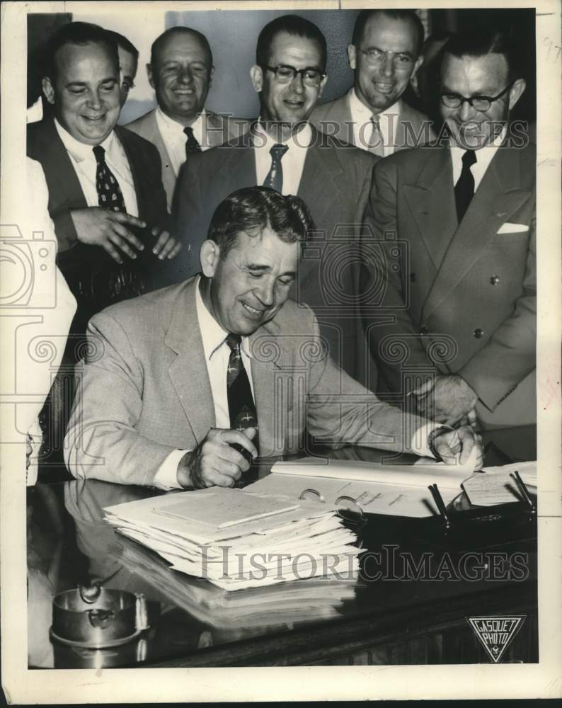Load image into Gallery viewer, 1952 Press Photo Governor Kennon Signs Gas Tax Reduction Bill - nox28714
